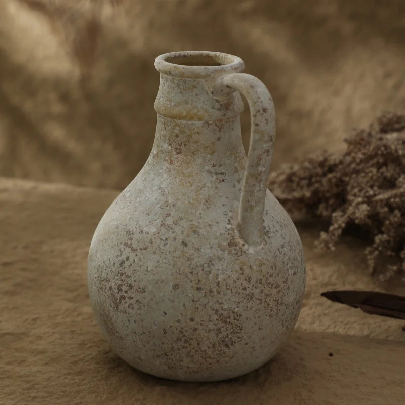 Vaso Decorarti em cerâmica vazio com acabamento fosco envelhecido cinza-bege e alça lateral, vista frontal