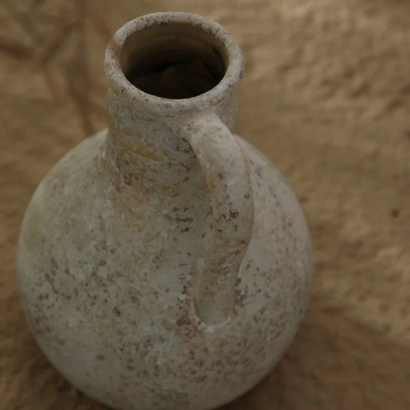 Detalhe da abertura e alça do Vaso Decorarti em cerâmica, com textura envelhecida cinza-bege vista de cima