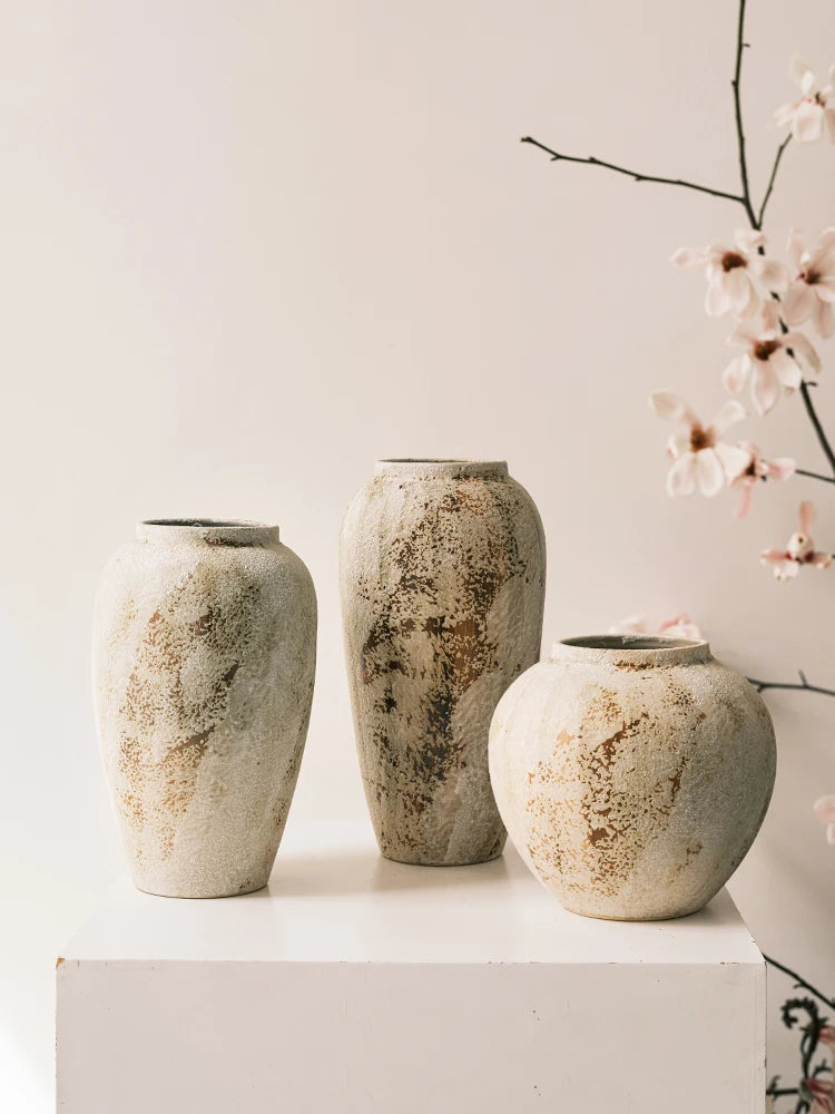 Conjunto de vasos decorativos em cerâmica com três tamanhos. Elegantes, versáteis e ideais para salas, escritórios e decoração moderna.