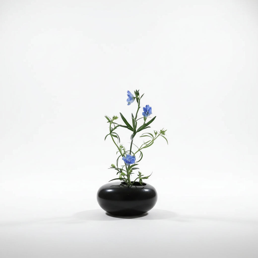 Detalhe das pinturas florais tradicionais no vaso decorativo Flower oriental