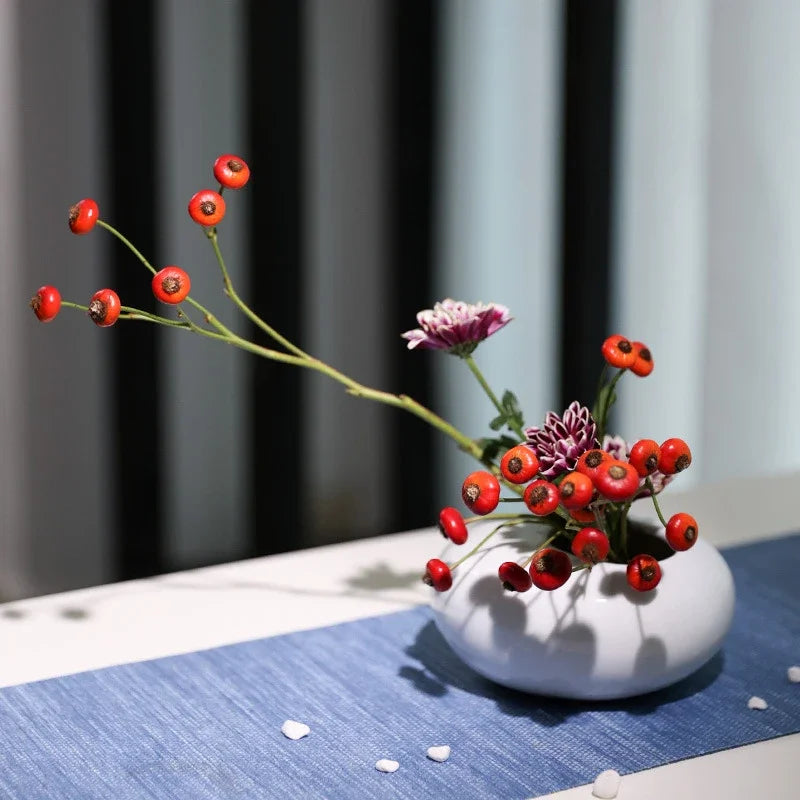 Vista aproximada das flores pintadas à mão no vaso cerâmica estilo oriental