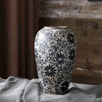 Vaso Japan Style em cerâmica com design cilíndrico clássico e toque vintage. Elegante, versátil e perfeito para decorar sua casa com harmonia.