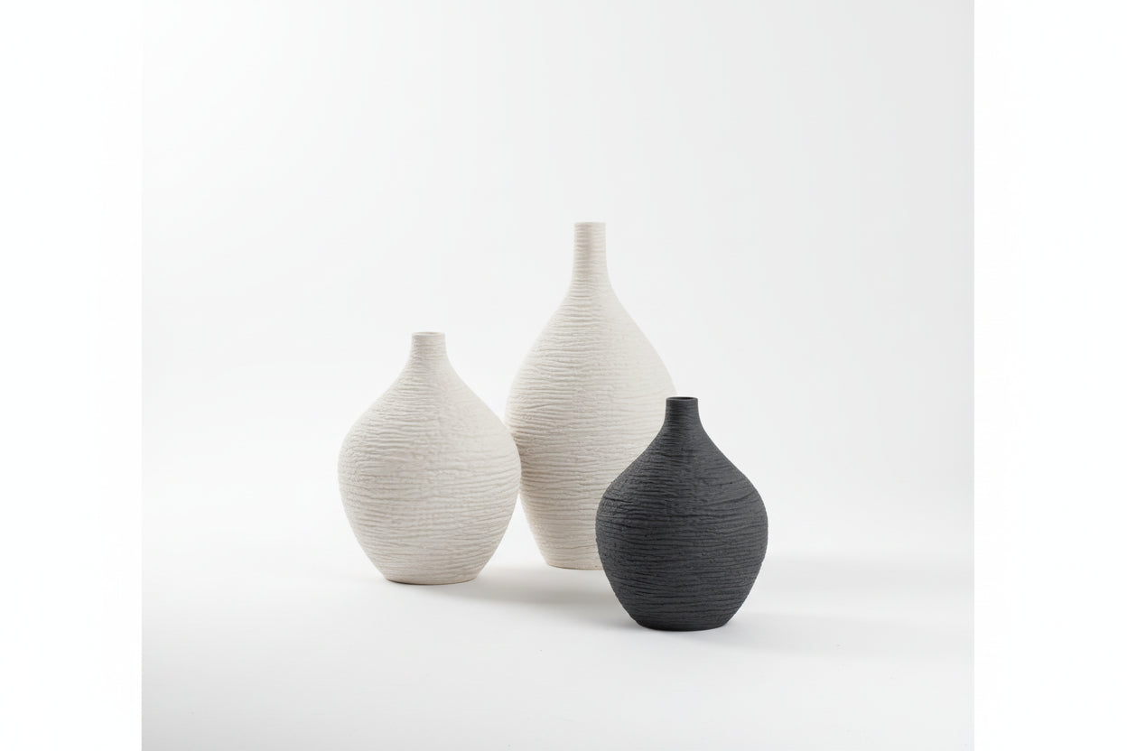 Vaso de cerâmica Luxury Narrow de boca estreita sobre mesa de sala