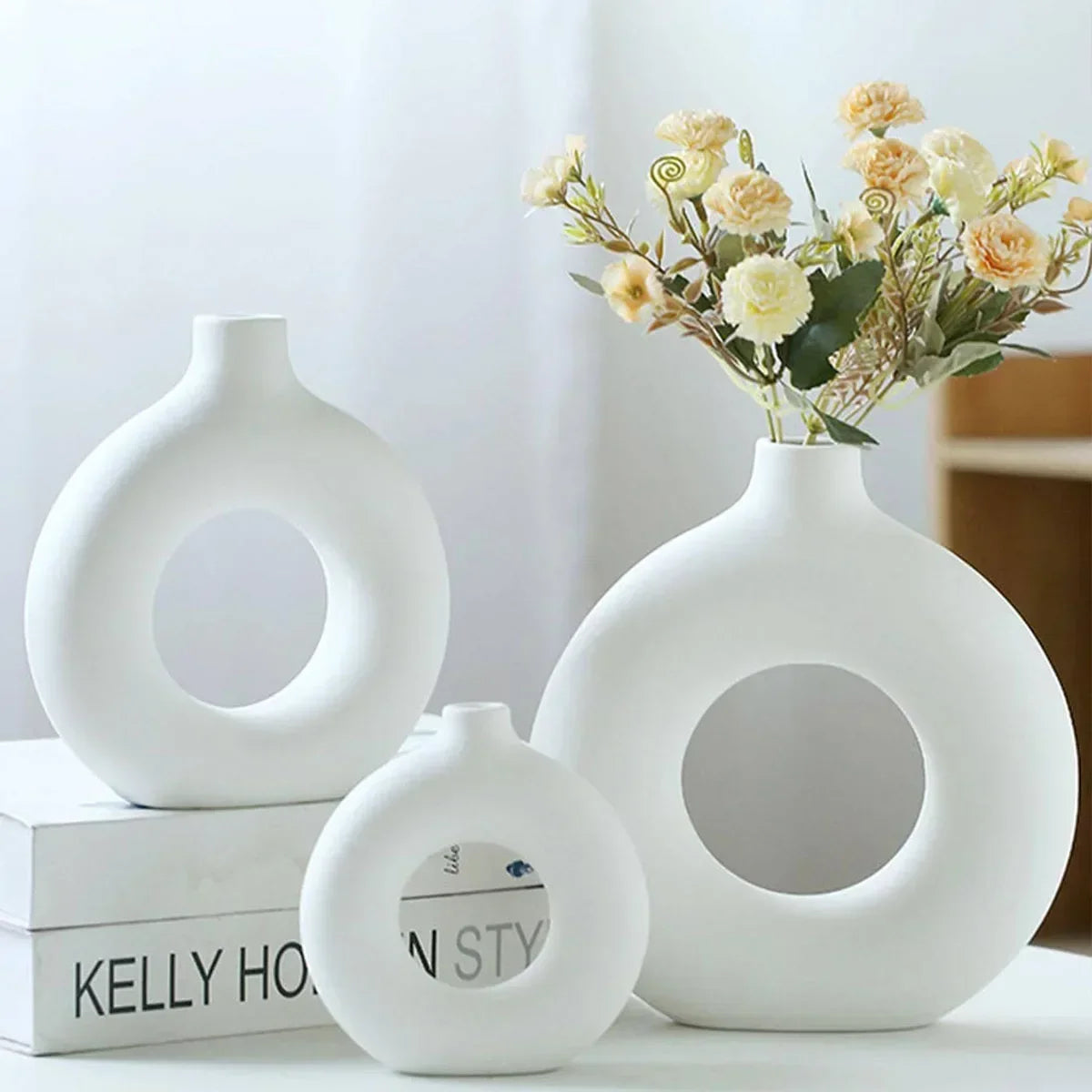 Vaso Decorativo WhiteLoop com design donut minimalista. Branco puro, elegante e versátil para qualquer ambiente.