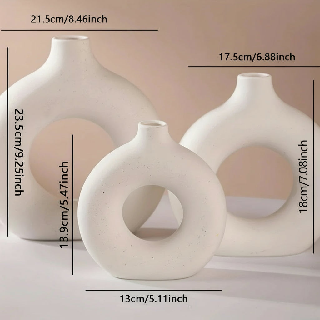 Vaso Decorativo WhiteLoop com design donut minimalista. Branco puro, elegante e versátil para qualquer ambiente.
