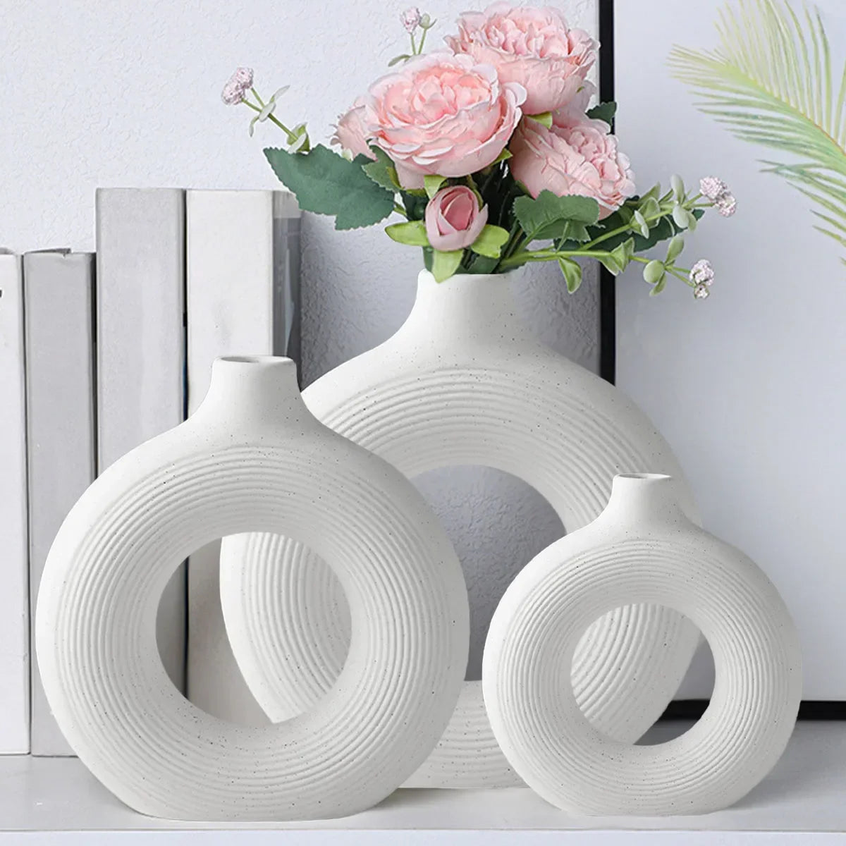 Vaso Decorativo WhiteLoop com design donut minimalista. Branco puro, elegante e versátil para qualquer ambiente.