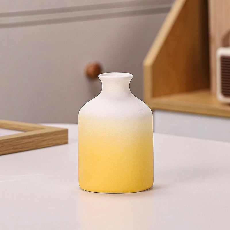 Vaso Degradê Serenity – A Delicadeza que Transforma seu Ambiente O Vaso Degradê Serenity é a peça perfeita para quem busca decorar com sutileza, leveza e um toque moderno.