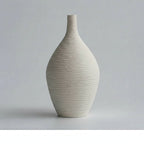 O Vaso de Cerâmica Luxury Narrow é aquela peça que dá vida à decoração com um toque de sofisticação discreta.