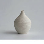 O Vaso de Cerâmica Luxury Narrow é aquela peça que dá vida à decoração com um toque de sofisticação discreta.