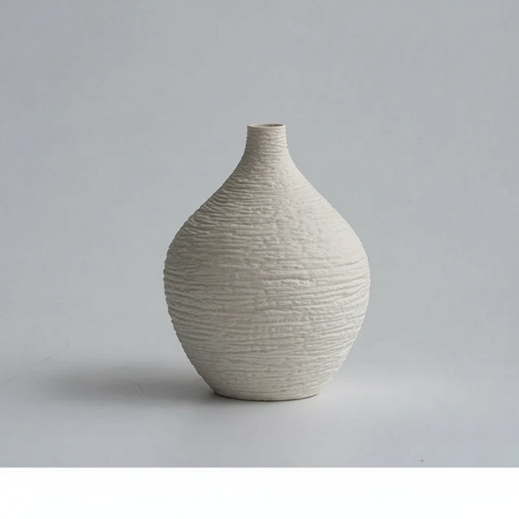 O Vaso de Cerâmica Luxury Narrow é aquela peça que dá vida à decoração com um toque de sofisticação discreta.